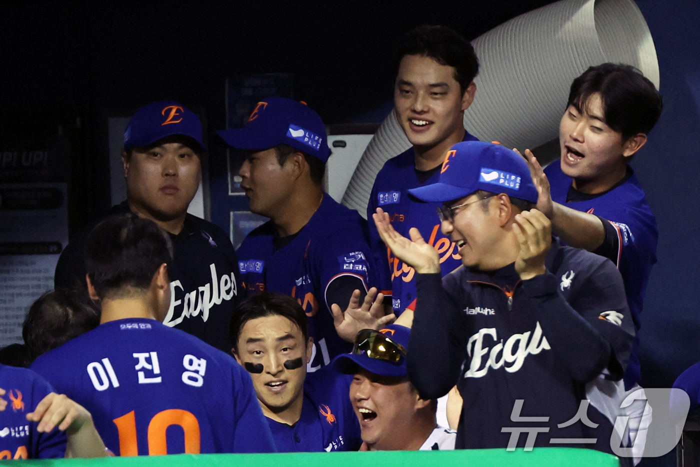 (서울=뉴스1) 황기선 기자 = 10일 오후 서울 송파구 잠실야구장에서 열린 프로야구 '2025 신한 SOL뱅크 KBO 리그' 한화 이글스와 LG 트윈스의 경기 7회초 1사 3루 …