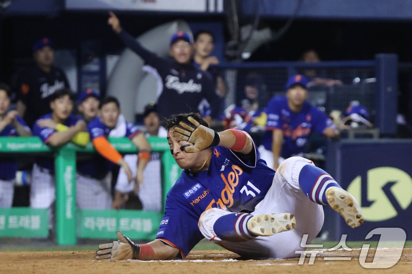 본문 이미지 - 10일 오후 서울 송파구 잠실야구장에서 열린 프로야구 &#39;2025 신한 SOL뱅크 KBO 리그&#39; 한화 이글스와 LG 트윈스의 경기 7회초 1사 3루 상황에서 한화 문현빈의 타구 때 홈으로 들어온 손아섭이 세이프 되고 있다. 2025.8.10/뉴스1 ⓒ News1 황기선 기자