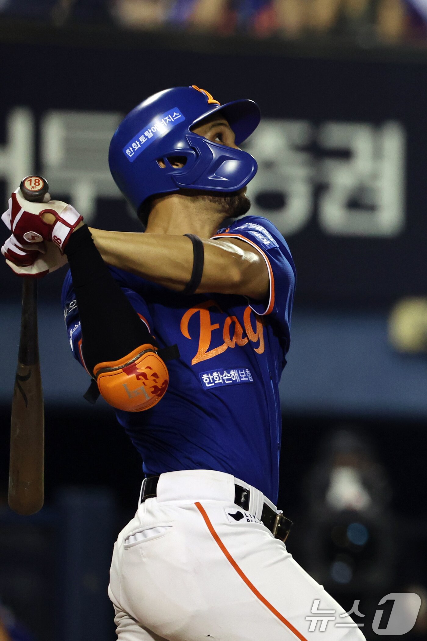 본문 이미지 - 10일 오후 서울 송파구 잠실야구장에서 열린 프로야구 '2025 신한 SOL뱅크 KBO 리그' 한화 이글스와 LG 트윈스의 경기 9회초 1사 3루 상황에서 한화 리베라토가 희생플라이를 치고 있다. 2025.8.10/뉴스1 ⓒ News1 황기선 기자