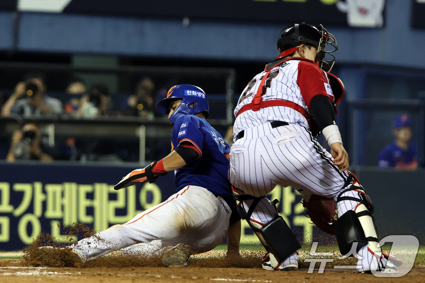(서울=뉴스1) 황기선 기자 = 10일 오후 서울 송파구 잠실야구장에서 열린 프로야구 '2025 신한 SOL뱅크 KBO 리그' 한화 이글스와 LG 트윈스의 경기 9회초 1사 3루 …