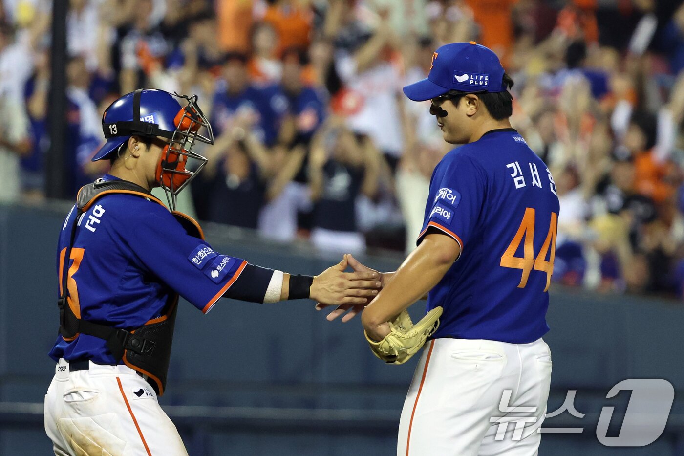 본문 이미지 - 10일 오후 서울 송파구 잠실야구장에서 열린 프로야구 '2025 신한 SOL뱅크 KBO 리그' 한화 이글스와 LG 트윈스의 경기에서 5대4로 승리한 한화 마무리 투수 김서현과 포수 최재훈이 기뻐하고 있다. 2025.8.10/뉴스1 ⓒ News1 황기선 기자