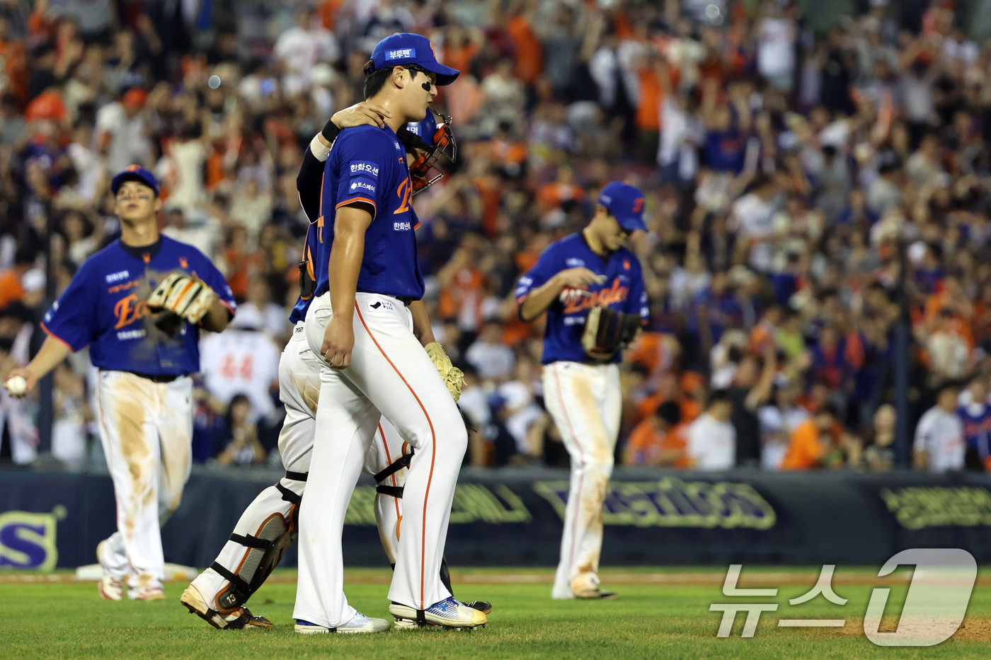 (서울=뉴스1) 황기선 기자 = 10일 오후 서울 송파구 잠실야구장에서 열린 프로야구 '2025 신한 SOL뱅크 KBO 리그' 한화 이글스와 LG 트윈스의 경기에서 5대4로 승리한 …