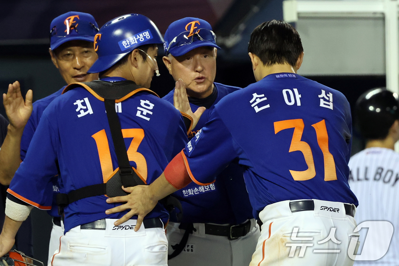 (서울=뉴스1) 황기선 기자 = 10일 오후 서울 송파구 잠실야구장에서 열린 프로야구 '2025 신한 SOL뱅크 KBO 리그' 한화 이글스와 LG 트윈스의 경기에서 5대4로 승리한 …