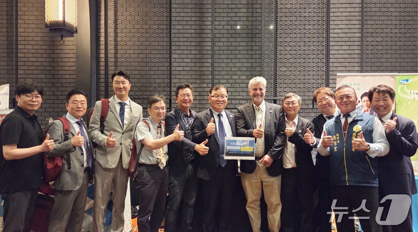 본문 이미지 - 수의사들이 10일 가오슝수의사회 제15회 제48차 계속교육과정 행사장에서 기념 사진을 찍고 있다. ⓒ 뉴스1