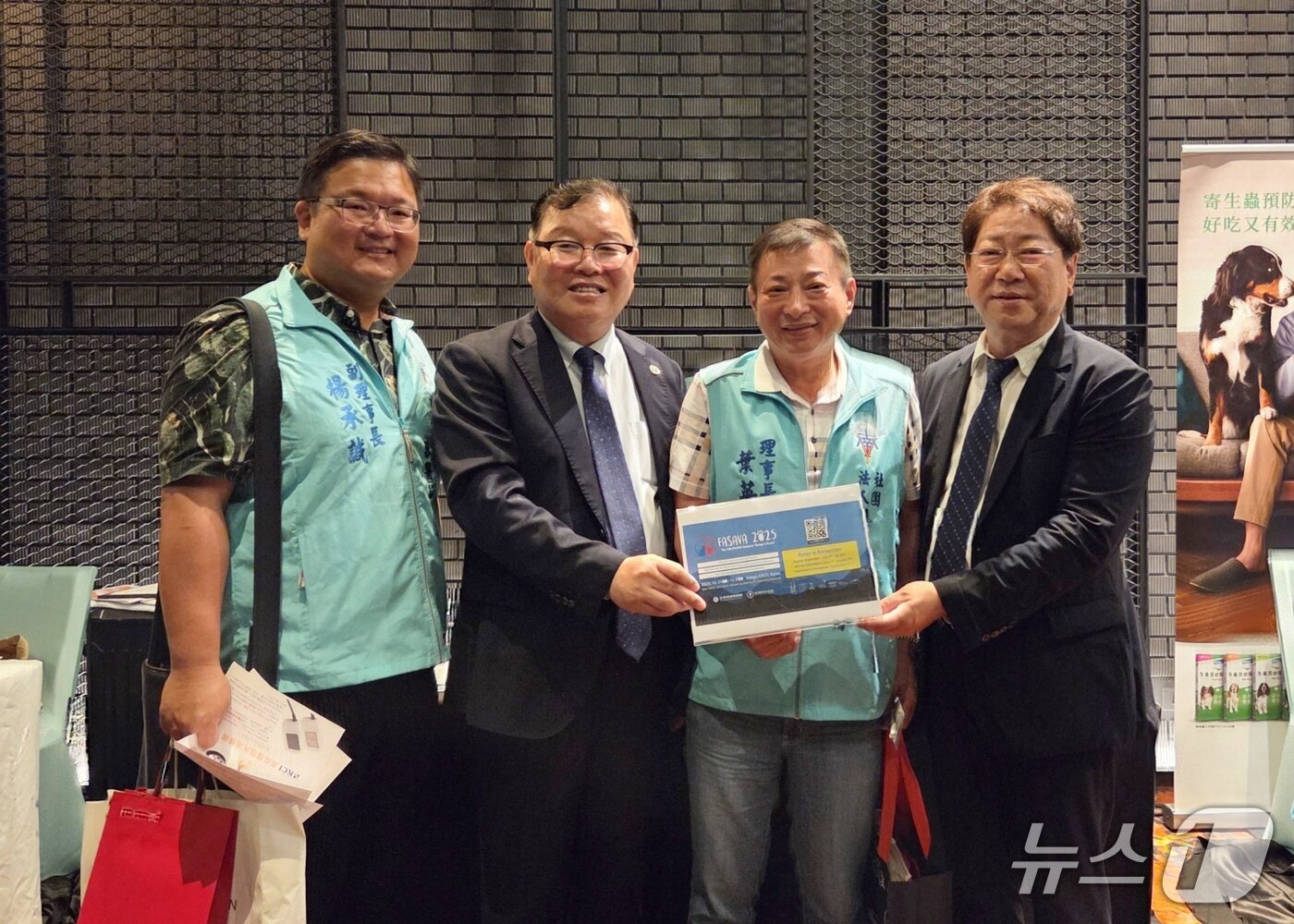 본문 이미지 - 수의사들이 10일 가오슝수의사회 제15회 제48차 계속교육과정 행사장에서 기념 사진을 찍고 있다. ⓒ 뉴스1