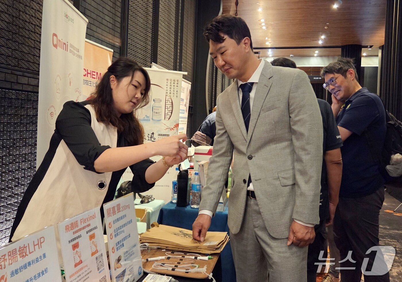 본문 이미지 - 김영기 원장이 10일 대만 가오슝에서 열린 제15회 제48차 계속교육과정에행사장에서 부스를 둘러보고 있다. ⓒ 뉴스1