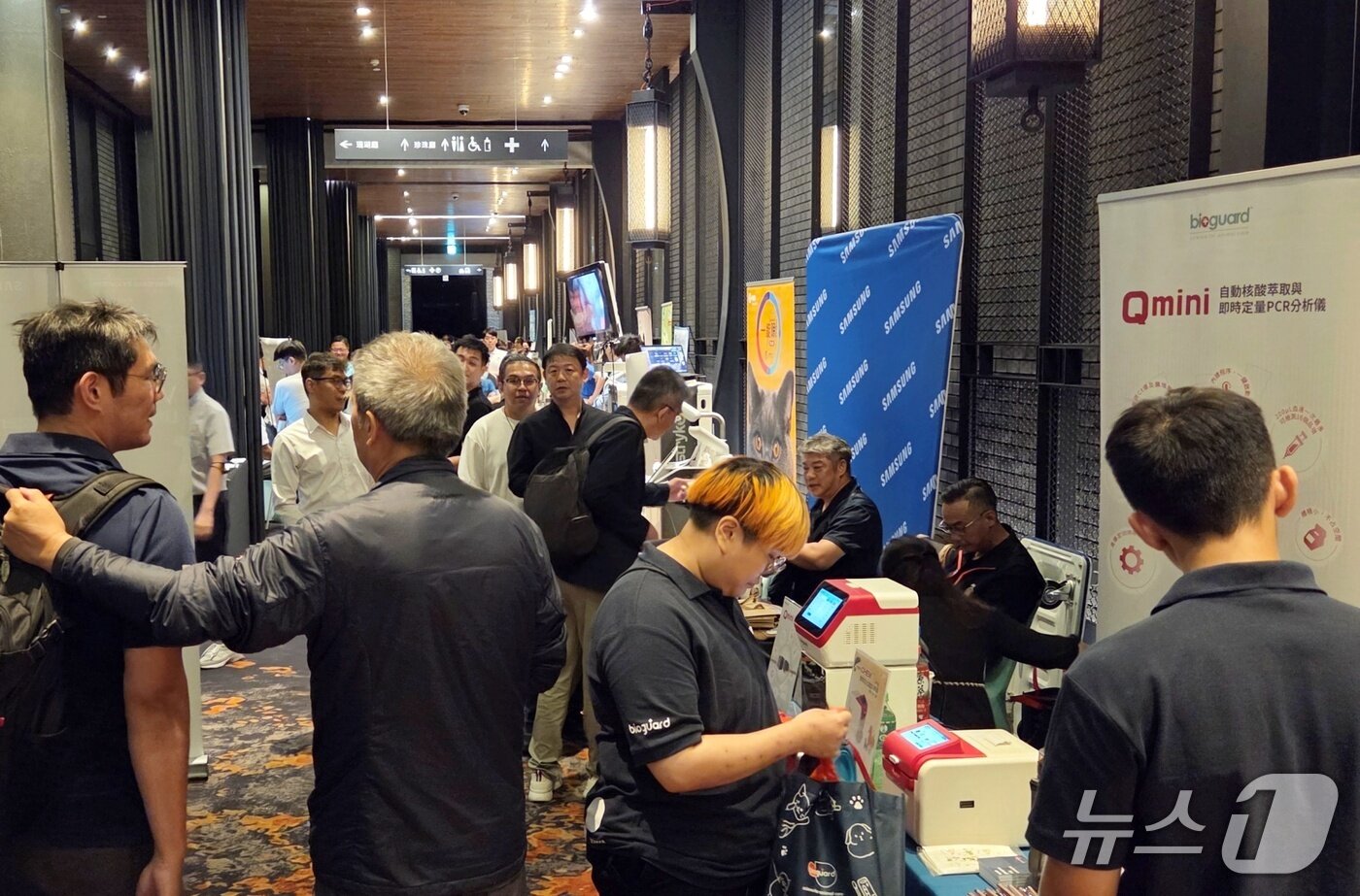 본문 이미지 - 반려동물 기업들이 10일 열린 가오슝수의사회 제15회 제48차 계속교육과정 행사장에 부스를 설치하고 제품을 선보이고 있다. ⓒ 뉴스1