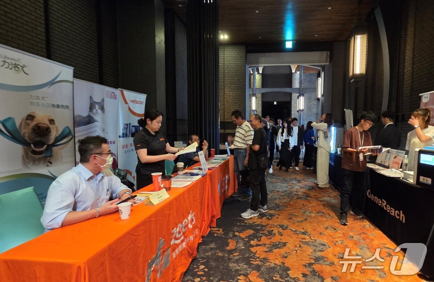 본문 이미지 - 반려동물 기업들이 10일 열린 가오슝수의사회 제15회 제48차 계속교육과정 행사장에 부스를 설치하고 제품을 선보이고 있다. ⓒ 뉴스1