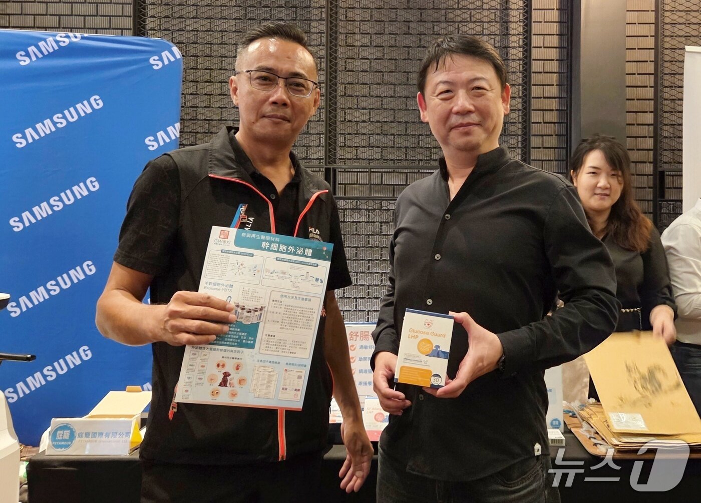 본문 이미지 - 반려동물 기업들이 10일 열린 가오슝수의사회 제15회 제48차 계속교육과정 행사장에 부스를 설치하고 제품을 선보이고 있다. ⓒ 뉴스1