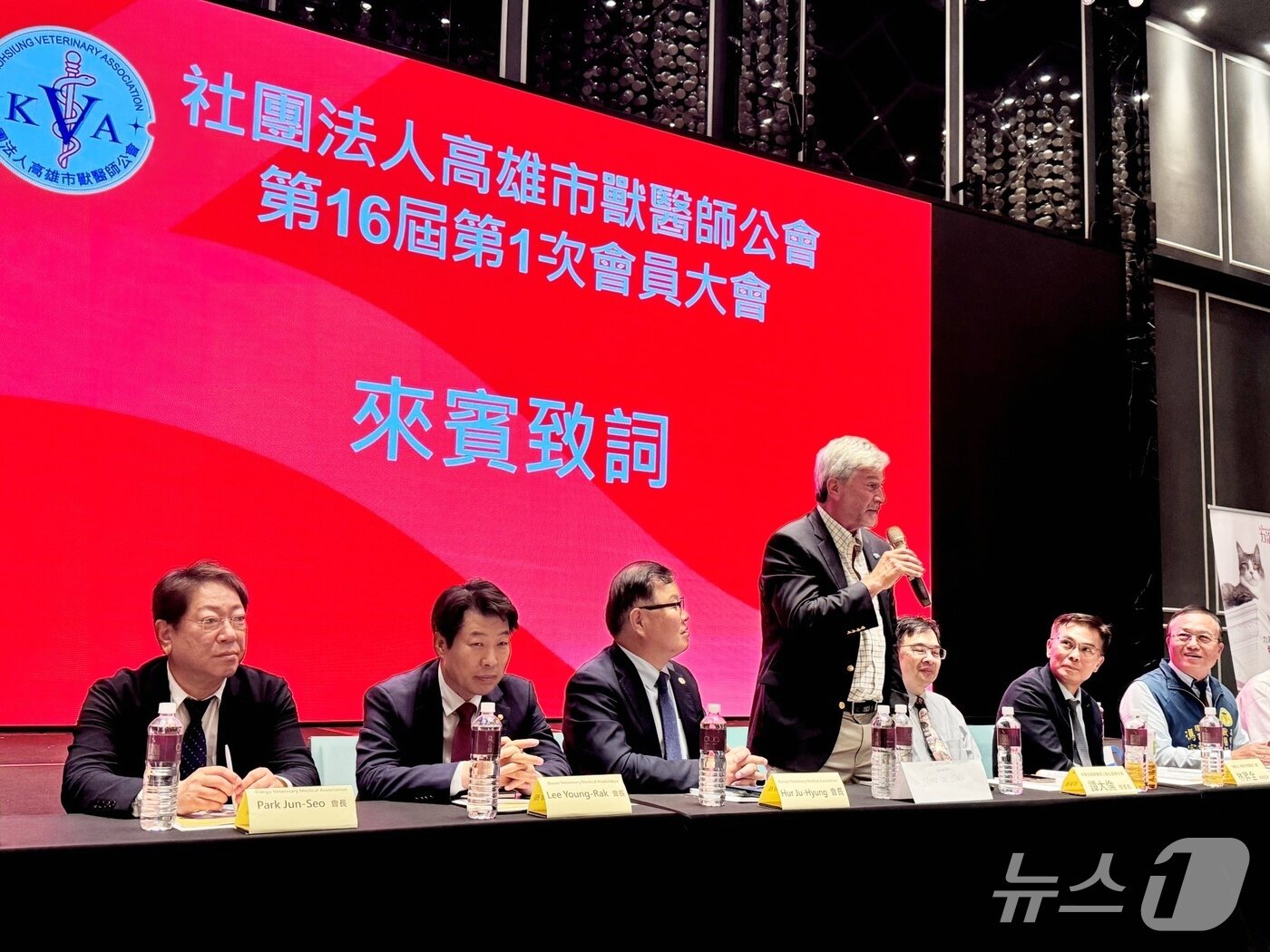 본문 이미지 - 10일 대만 주빌리홀에서 열린 가오슝시수의사회 제16기 제1차 회원 총회에서 주요 외빈들이 인사를 하고 있다. ⓒ 뉴스1