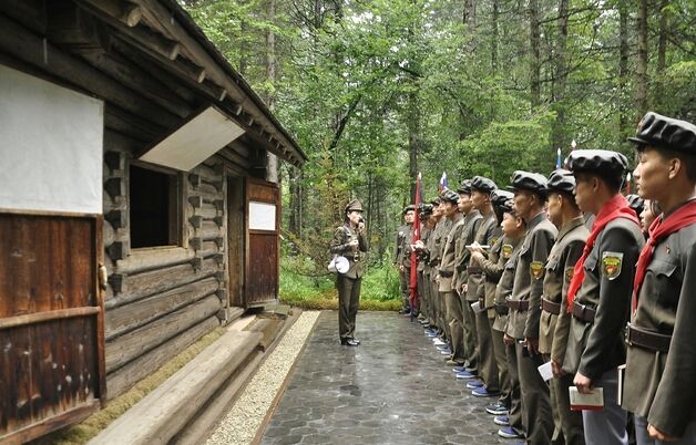 북한, 광복 80주년 경축하며 '김씨 일가' 3대 세습 우상화 매진