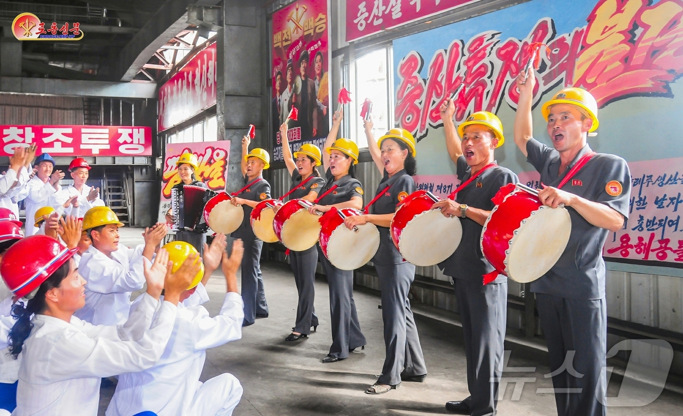 (평양 노동신문=뉴스1) = 북한 노동당 기관지 노동신문은 11일 "송림시당 집중강연 선전대원들이 생산자대중을 증산투쟁에로 힘있게 불러일으키고 있다"고 보도했다. [국내에서만 사용 …