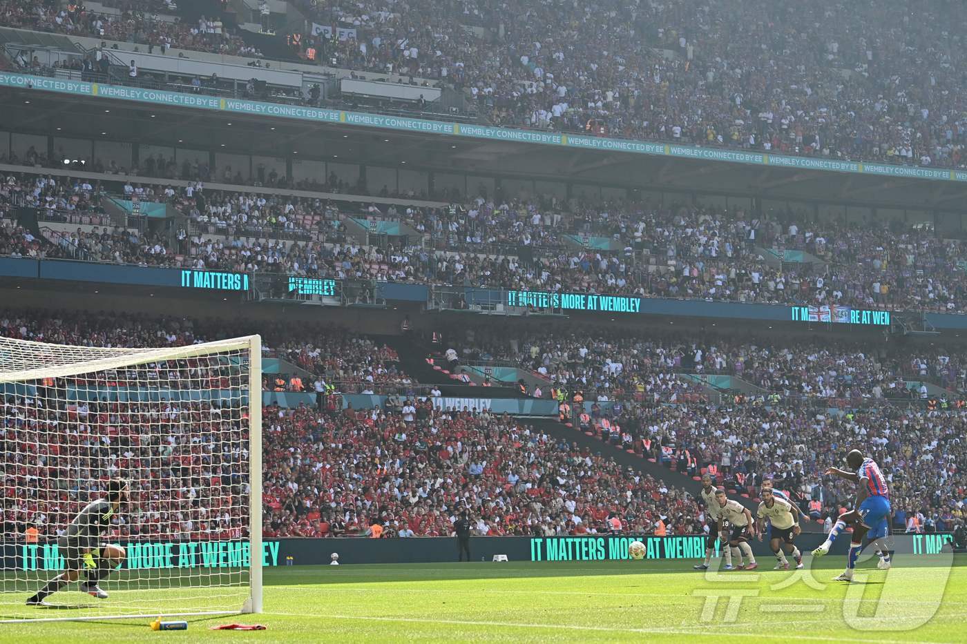 본문 이미지 - 크리스털 팰리스가 10일(현지시간) 열린 2025 잉글랜드 커뮤니티 실드에서 리버풀을 꺾고 우승을 차지했다. ⓒ AFP=뉴스1