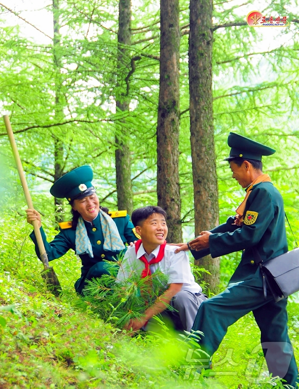 (평양 노동신문=뉴스1) = 북한 노동당 기관지 노동신문은 11일 강계시 산림경영소 간부와 가족들을 조명하며 "산림을 황금산, 보물산으로 대를 이어 가꿔가는 길에서 진정한 삶의 긍 …