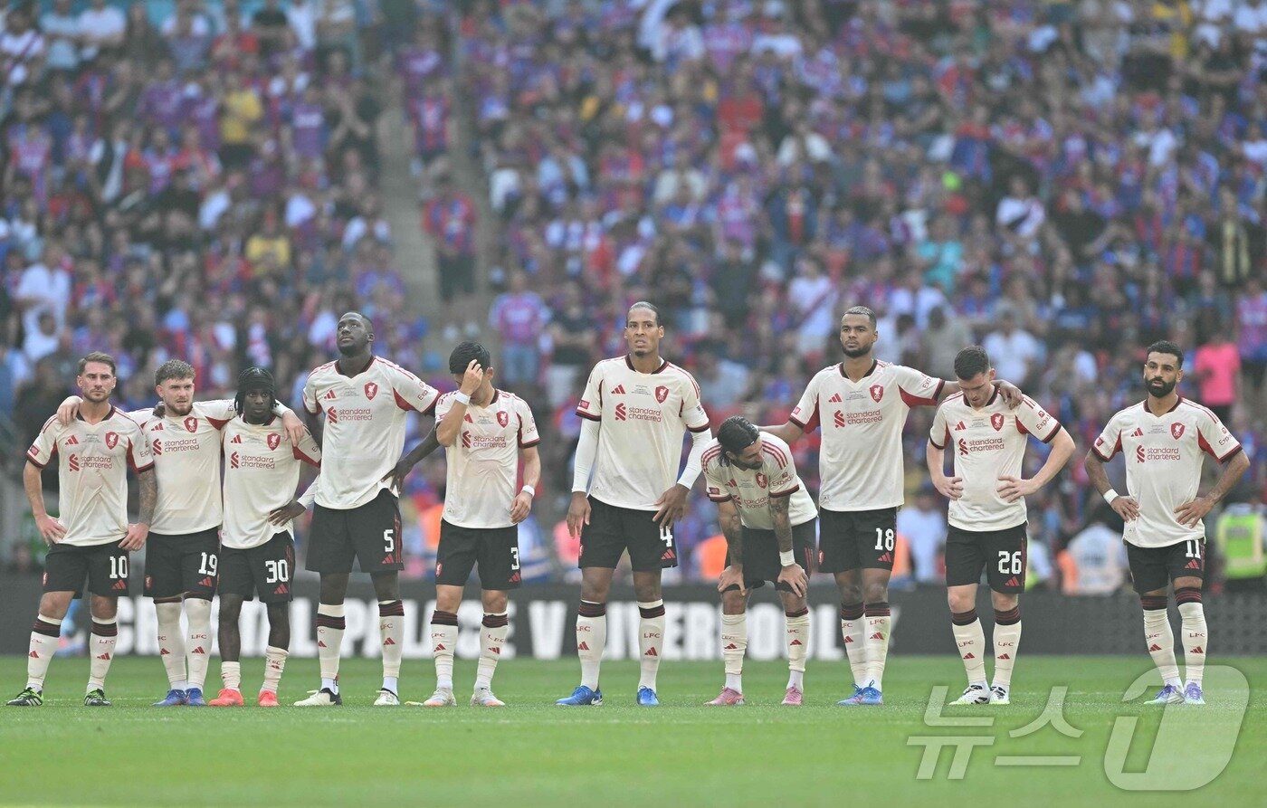 본문 이미지 - 2025 잉글랜드 커뮤니티 실드 우승 실패 후 아쉬워하는 리버풀 선수들. ⓒ AFP=뉴스1