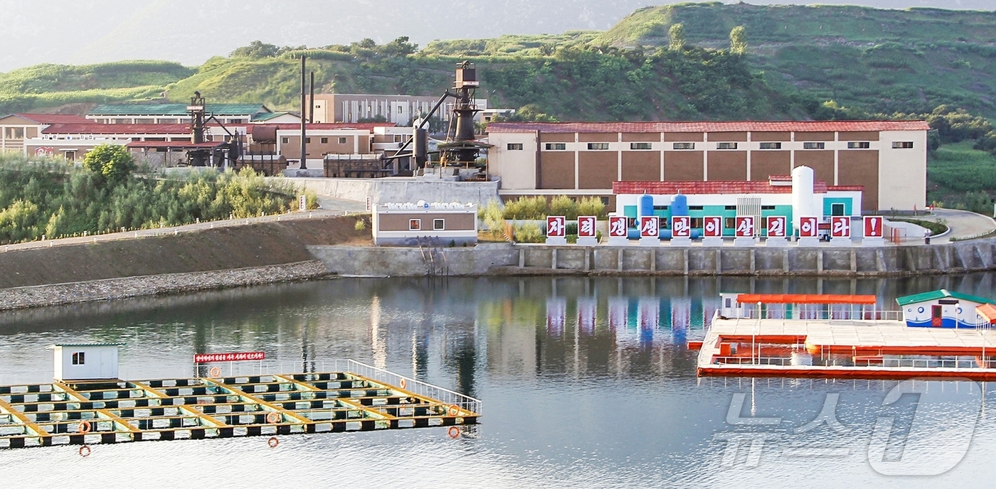 (평양 노동신문=뉴스1) = 북한 노동당 기관지 노동신문은 지난 10일 황해남도 강철공장 준공식이 진행됐다며 "도의 경제발전에 실질적으로 이바지할 수 있는 또 하나의 물질적 토대가 …