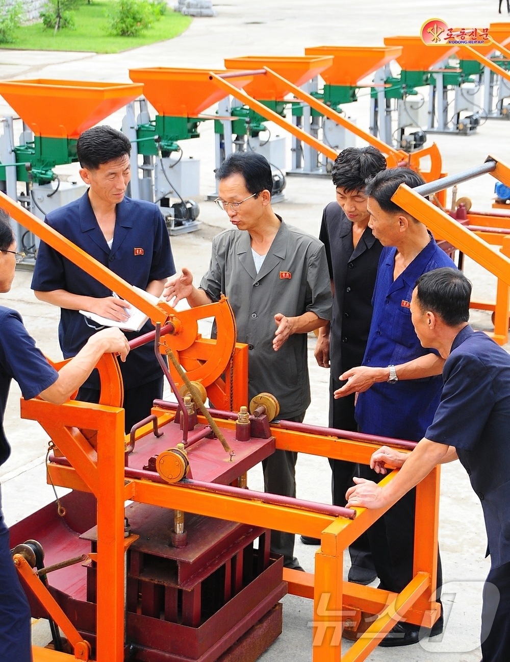 (평양 노동신문=뉴스1) = 북한 노동당 기관지 노동신문은 11일 자강도에서 농촌살림집(주택)건설에 필요한 능률적인 기계설비를 제작하고 있다고 보도했다. [국내에서만 사용가능. 재 …