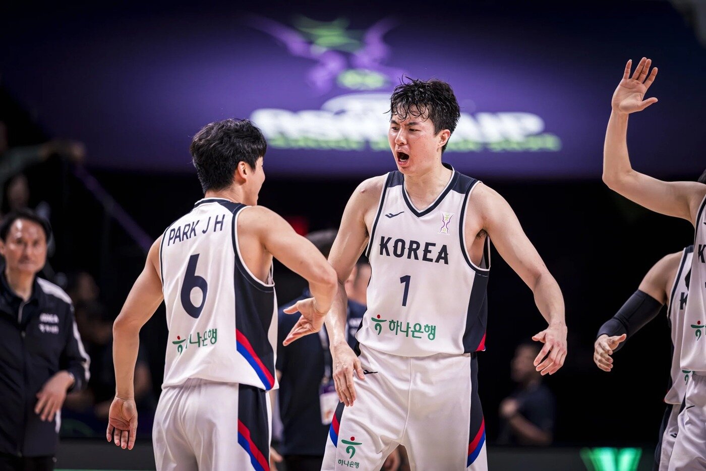 본문 이미지 - 이현중&#40;오른쪽&#41;은 11일&#40;한국시간&#41; 열린 2025 FIBA 아시아컵 조별리그 레바논전에서 3점 슛 7개 포함 28점을 기록했다. &#40;FIBA 제공&#41;