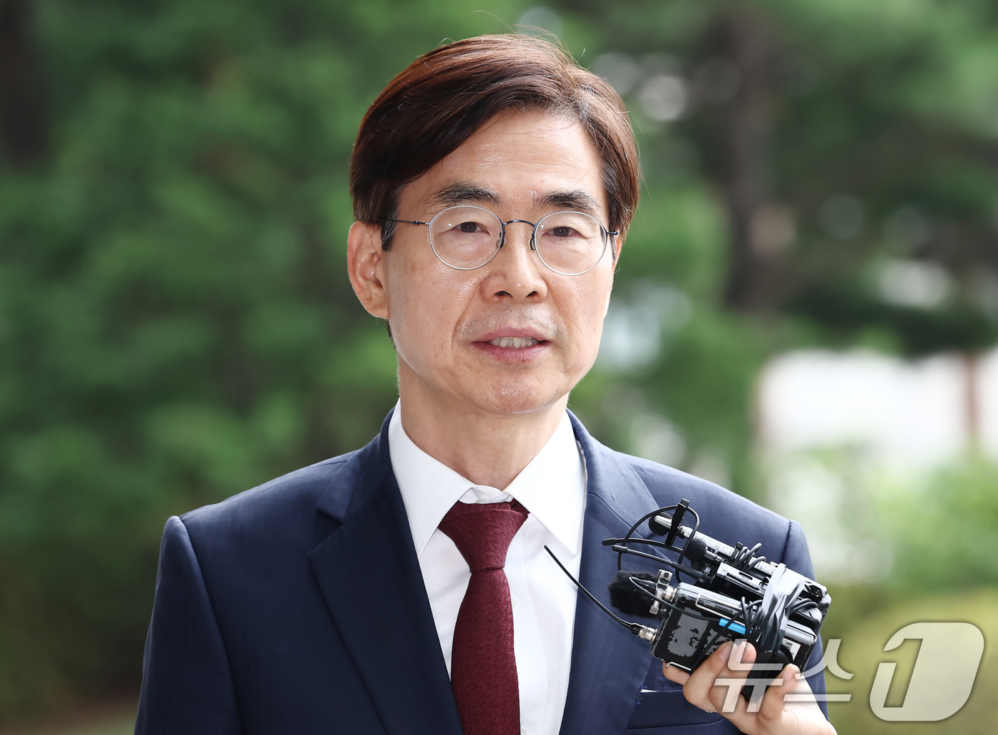 (서울=뉴스1) 김민지 기자 = 국민의힘 당대표 후보에 출마한 조경태 의원이 11일 오전 내란특검 사무실이 마련된 서울 서초동 서울고등검찰청에서 참고인 조사를 받기 위해 출석하며 …