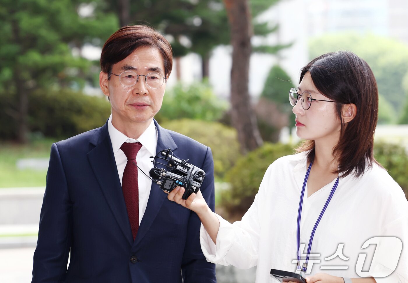 본문 이미지 - 국민의힘 당대표 후보에 출마한 조경태 의원이 11일 오전 내란특검 사무실이 마련된 서울 서초동 서울고등검찰청에서 참고인 조사를 받기 위해 출석하며 취재진 질의에 답변하고 있다. 2025.8.11/뉴스1 ⓒ News1 김민지 기자