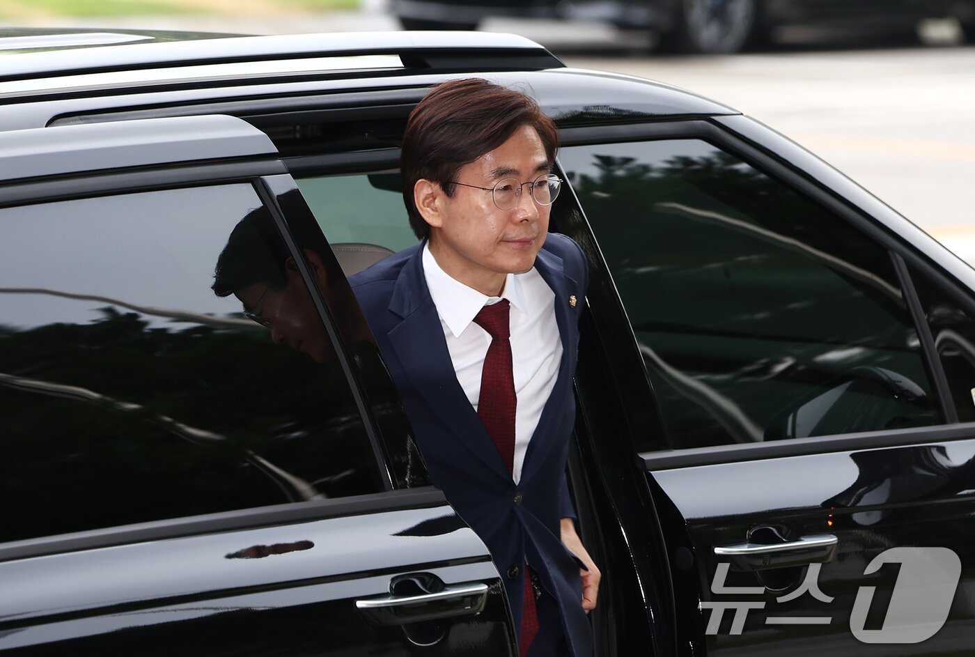 본문 이미지 - 국민의힘 당대표 후보에 출마한 조경태 의원이 11일 오전 내란특검 사무실이 마련된 서울 서초동 서울고등검찰청에서 참고인 조사를 받기 위해 출석하고 있다. 2025.8.11/뉴스1 ⓒ News1 김민지 기자