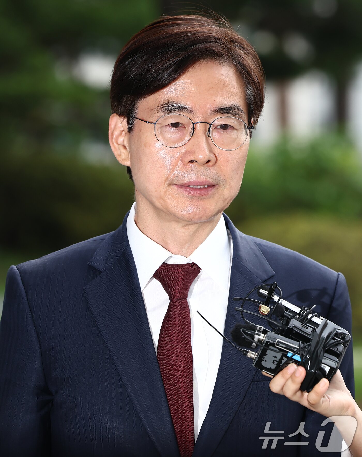 본문 이미지 - 국민의힘 당대표 후보에 출마한 조경태 의원이 11일 오전 내란특검 사무실이 마련된 서울 서초동 서울고등검찰청에서 참고인 조사를 받기 위해 출석하며 취재진 질의에 답변하고 있다. 2025.8.11/뉴스1 ⓒ News1 김민지 기자