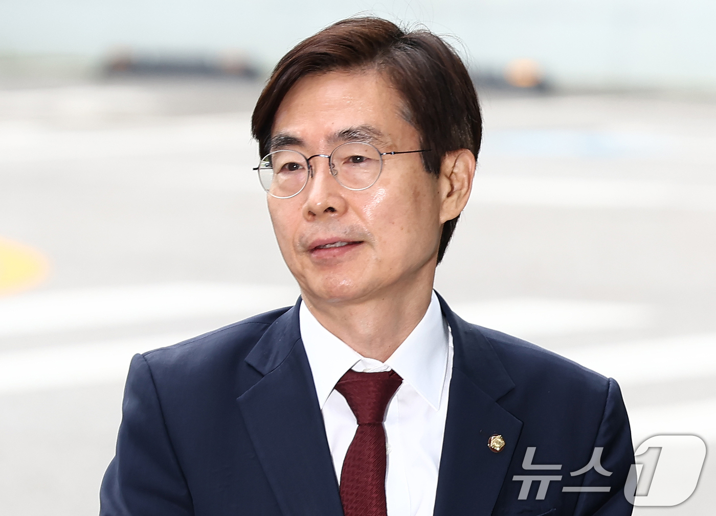 (서울=뉴스1) 김민지 기자 = 국민의힘 당대표 후보에 출마한 조경태 의원이 11일 오전 내란특검 사무실이 마련된 서울 서초동 서울고등검찰청에서 참고인 조사를 받기 위해 출석하고 …