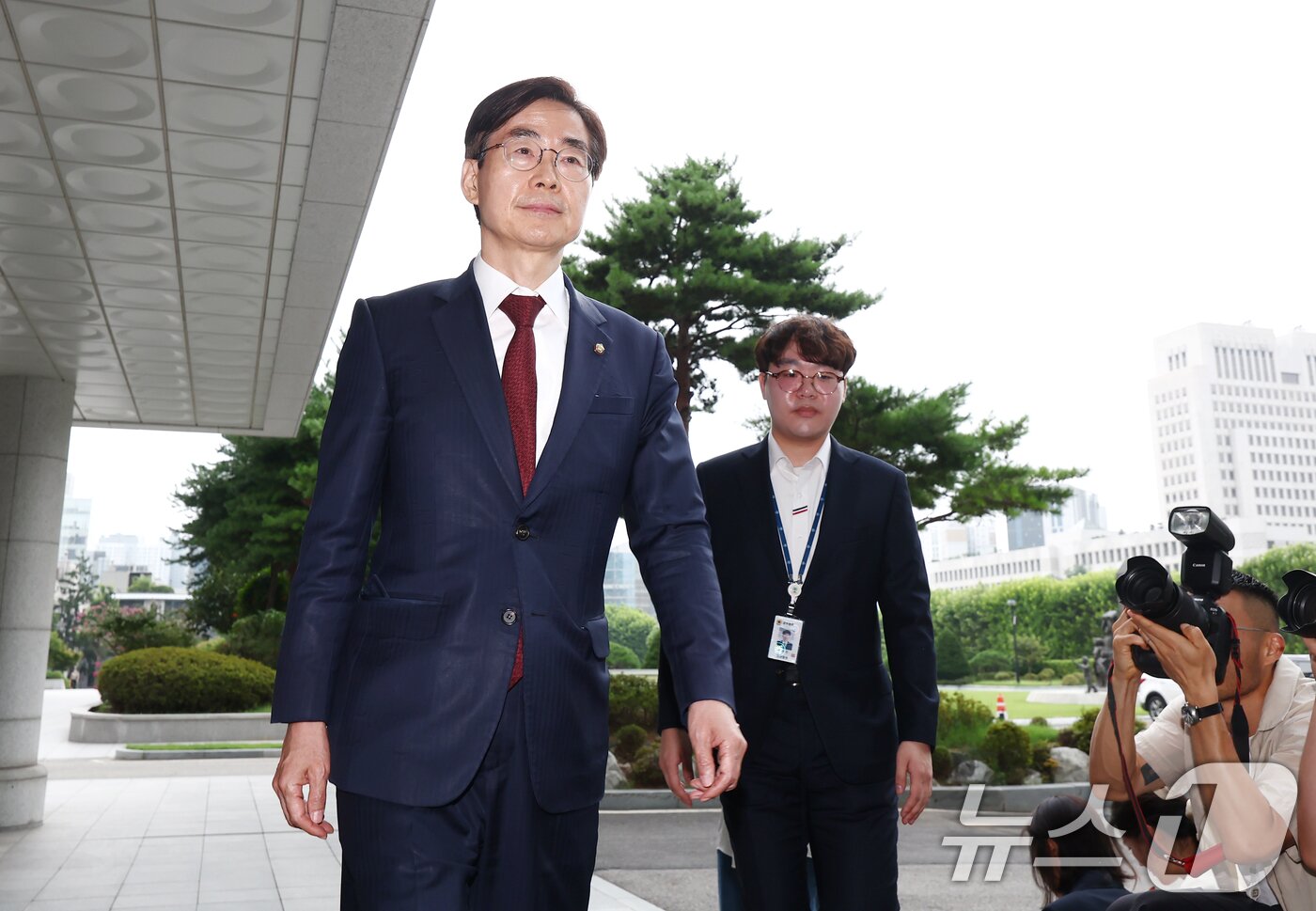 본문 이미지 - 국민의힘 당대표 후보에 출마한 조경태 의원이 11일 오전 내란특검 사무실이 마련된 서울 서초동 서울고등검찰청에서 참고인 조사를 받기 위해 출석하고 있다. 2025.8.11/뉴스1 ⓒ News1 김민지 기자