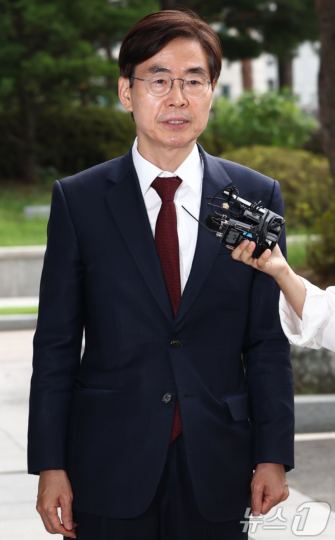 본문 이미지 - 국민의힘 당대표 후보에 출마한 조경태 의원이 11일 오전 내란특검 사무실이 마련된 서울 서초동 서울고등검찰청에서 참고인 조사를 받기 위해 출석하며 취재진 질의에 답변하고 있다. 2025.8.11/뉴스1 ⓒ News1 김민지 기자