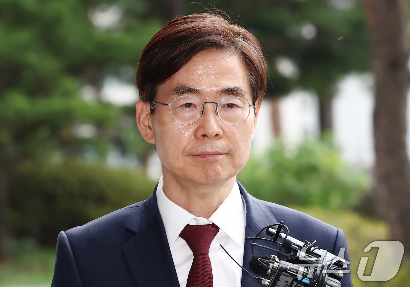 본문 이미지 - 국민의힘 당대표 후보에 출마한 조경태 의원이 11일 오전 내란특검 사무실이 마련된 서울 서초동 서울고등검찰청에서 참고인 조사를 받기 위해 출석하며 취재진 질의를 듣고 있다. 2025.8.11/뉴스1 ⓒ News1 김민지 기자