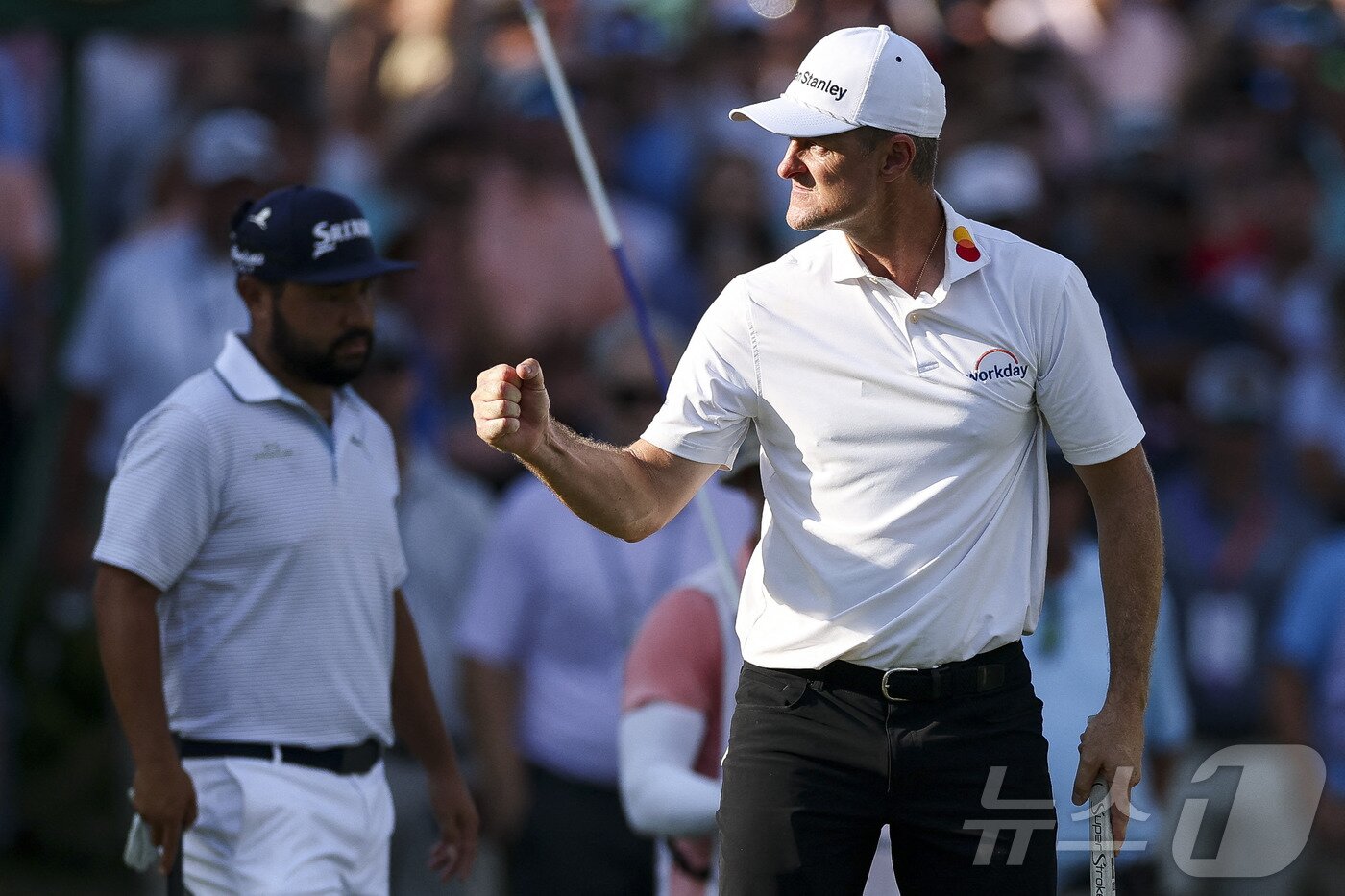 본문 이미지 - 미국프로골프(PGA) 투어 플레이오프 1차전에서 우승을 차지한 저스틴 로즈. ⓒ AFP=뉴스1