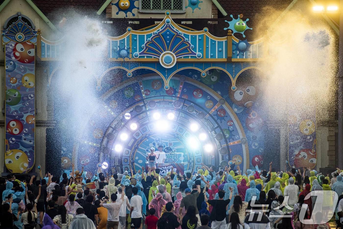 (서울=뉴스1) = 에버랜드가 한낮 더위를 피해 야간 나들이에 나선 고객들을 위해공연, 동물탐험 등 다채로운 야간 특별 콘텐츠들을 선보이고 있다고 11일 밝혔다.사진은 에버랜드 밤 …