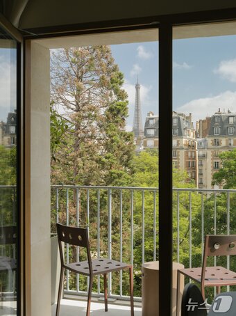 본문 이미지 - 발코니에서 에펠탑이 보이는 아파트&#40;에어비앤비 제공&#41;