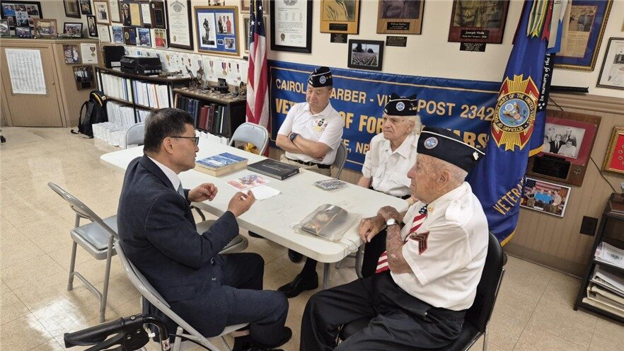 본문 이미지 - 이근원 국방부 유해발굴감식단장이 4일&#40;현지시간&#41; 미 뉴저지주 한국전참전용사협회&#40;KWVA&#41;를 방문해 미국 참전용사와 대화하고 있다.&#40;국유단 제공&#41;