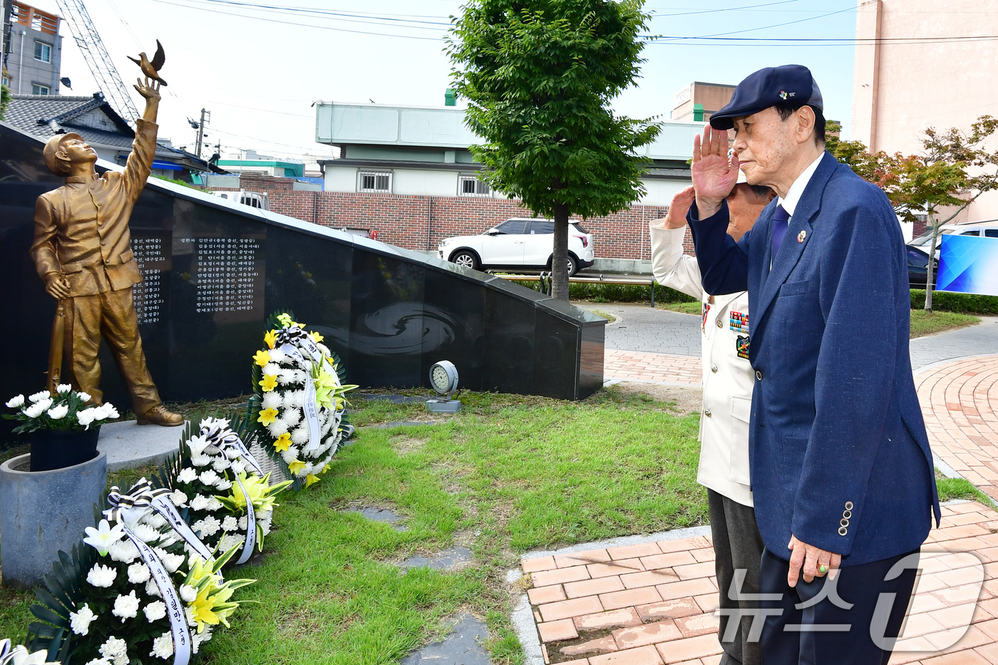 (포항=뉴스1) 최창호 기자 = 6·25참전 학도병 제75주년인 11일 오전 경북 포항시 북구 포항여고 앞에 있는 학도의용군 추모공원에서 이석수 학도의용군 경북지부장(왼쪽)과 권 …
