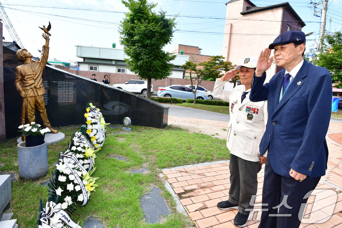 (포항=뉴스1) 최창호 기자 = 6·25참전 학도병 제75주년인 11일 오전 경북 포항시 북구 포항여고 앞에 있는 학도의용군 추모공원에서 이석수 학도의용군 경북지부장(왼쪽)과 권 …