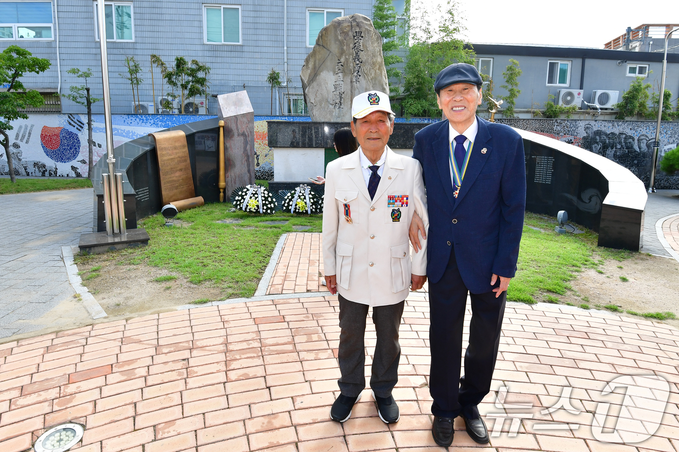 (포항=뉴스1) 최창호 기자 = 6·25참전 학도병 제75주년인 11일 오전 경북 포항시 북구 포항여고 앞에 있는 학도의용군 추모공원에서 이석수 학도의용군 경북지부장(왼쪽)과 권 …