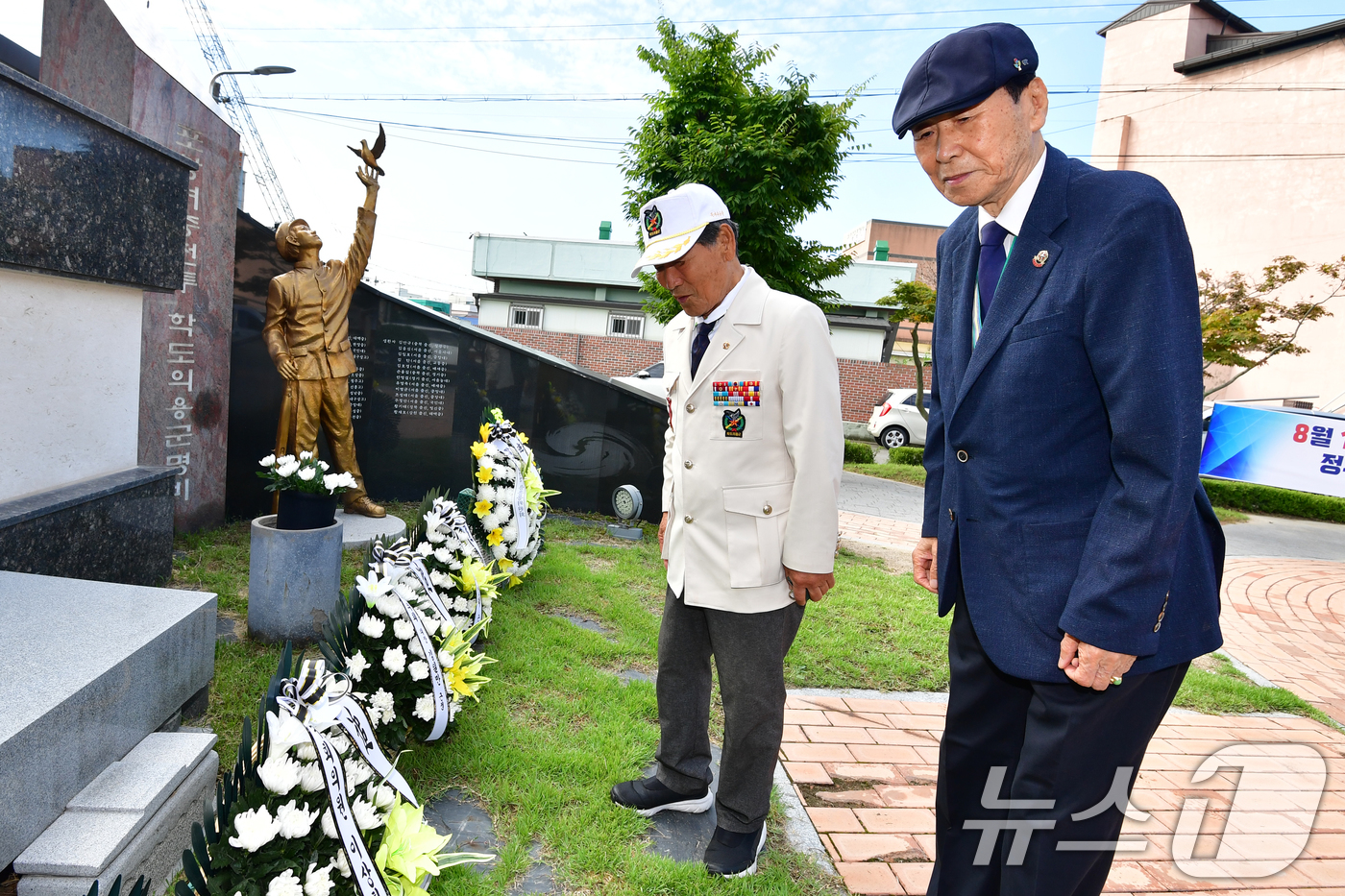 (포항=뉴스1) 최창호 기자 = 6·25참전 학도병 제75주년인 11일 오전 경북 포항시 북구 포항여고 앞에 있는 학도의용군 추모공원에서 이석수 학도의용군 경북지부장(왼쪽)과 권 …
