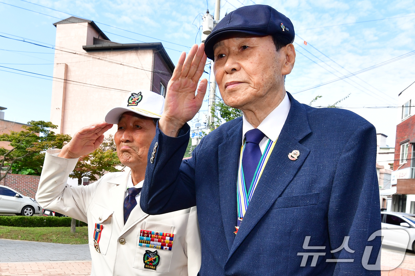 (포항=뉴스1) 최창호 기자 = 6·25참전 학도병 제75주년인 11일 오전 경북 포항시 북구 포항여고 앞에 있는 학도의용군 추모공원에서 이석수 학도의용군 경북지부장(왼쪽)과 권 …