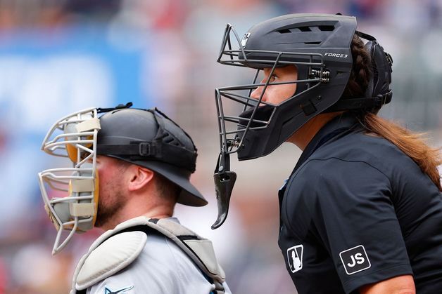 '150년 역사' MLB 첫 여성 심판 파월, 주심으로 성공 데뷔