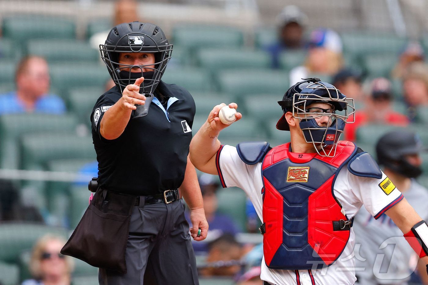 본문 이미지 - MLB 최초의 여성심판 젠 파월&#40;왼쪽&#41;이 볼판정을 내리고 있다. ⓒ AFP=뉴스1