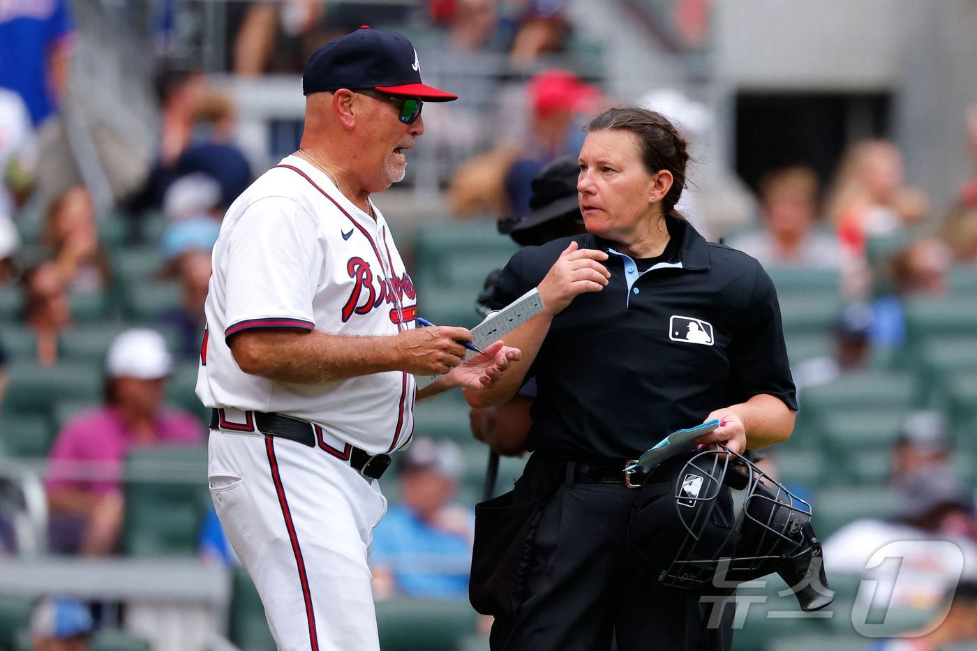 본문 이미지 - MLB 최초의 여성심판 젠 파월&#40;오른쪽&#41;. ⓒ AFP=뉴스1