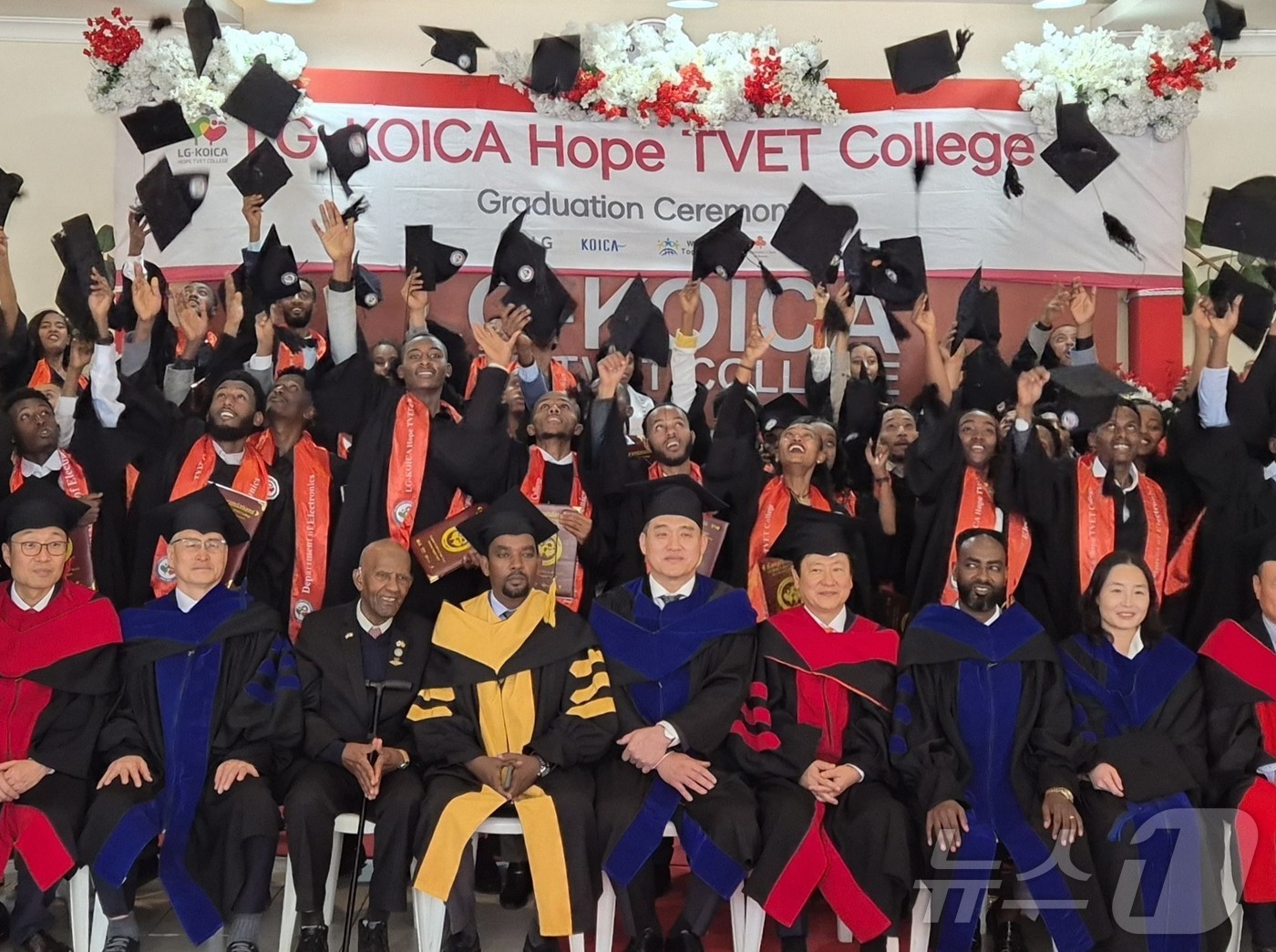 (서울=뉴스1) = LG전자가 지난 9일 아프리카 유일 한국전쟁 지상군 참전국인 에티오피아에서 'LG-KOICA 희망직업훈련학교' 9회 졸업식을 열었다고 11일 밝혔다.사진은 에티 …