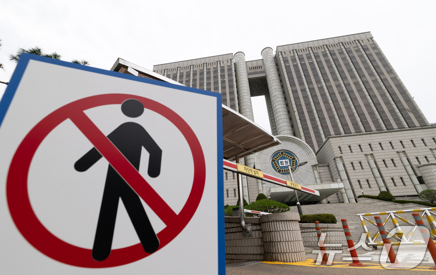 (서울=뉴스1) 이승배 기자 = 윤석열 전 대통령의 내란 관련 재판이 열리는 11일 오전 서울 서초구 서울중앙지방법원의 모습이 보이고 있다.이날 윤석열 전 대통령은 내란 우두머리 …