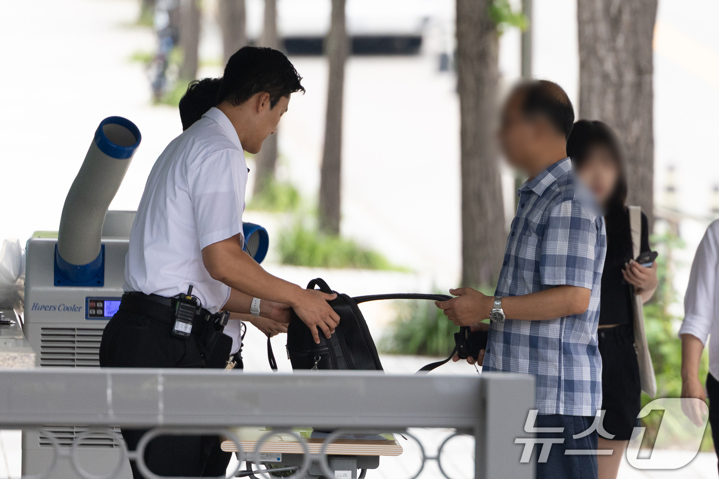 (서울=뉴스1) 이승배 기자 = 윤석열 전 대통령의 내란 관련 재판이 열리는 11일 오전 서울 서초구 서울중앙지방법원에서 직원들이 출입자 소지품 검사를 하고 있다.윤석열 전 대통령 …