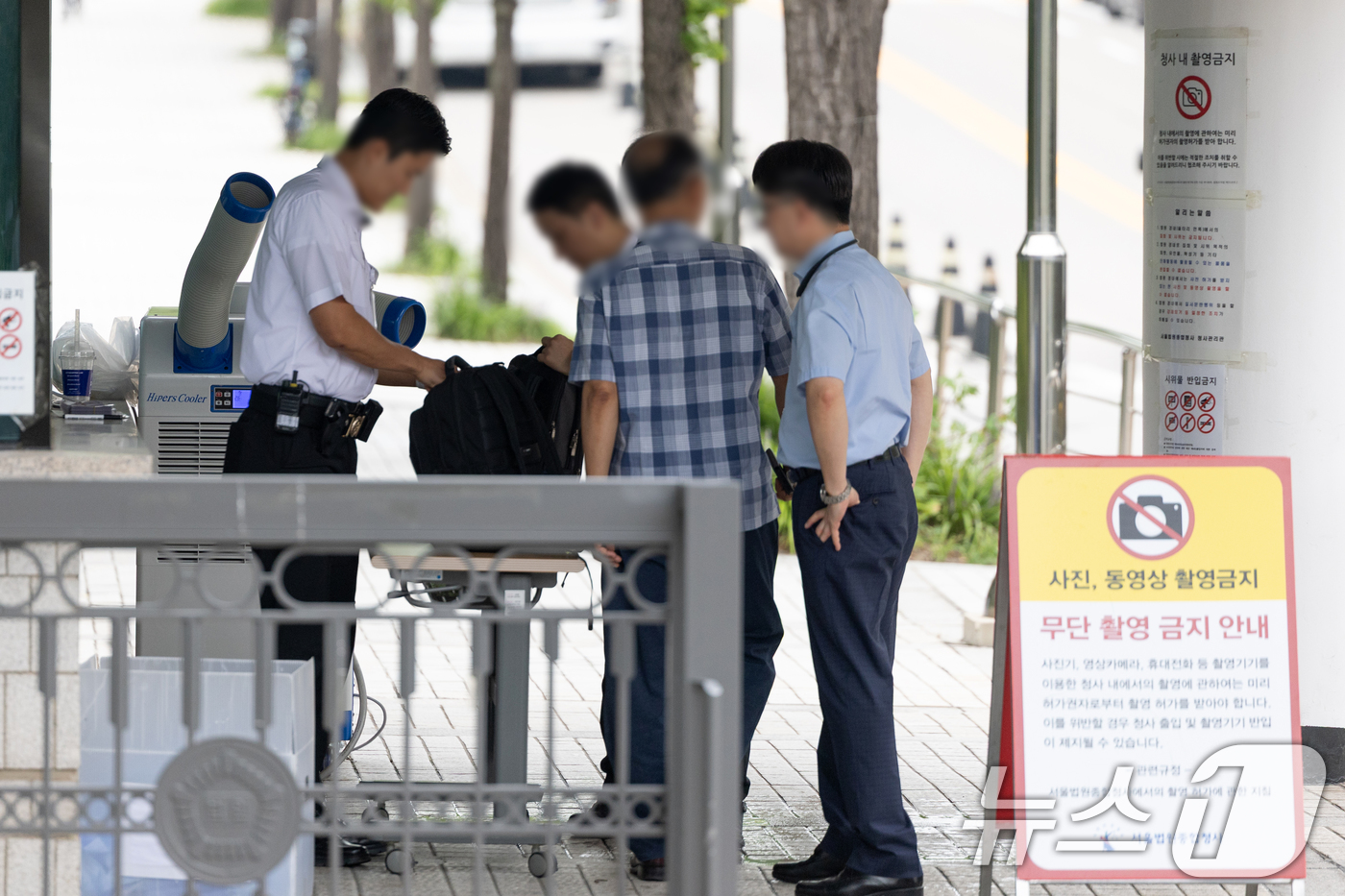 (서울=뉴스1) 이승배 기자 = 윤석열 전 대통령의 내란 관련 재판이 열리는 11일 오전 서울 서초구 서울중앙지방법원에서 직원들이 출입자 소지품 검사를 하고 있다.윤석열 전 대통령 …