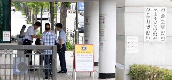 엄격해진 출입절차