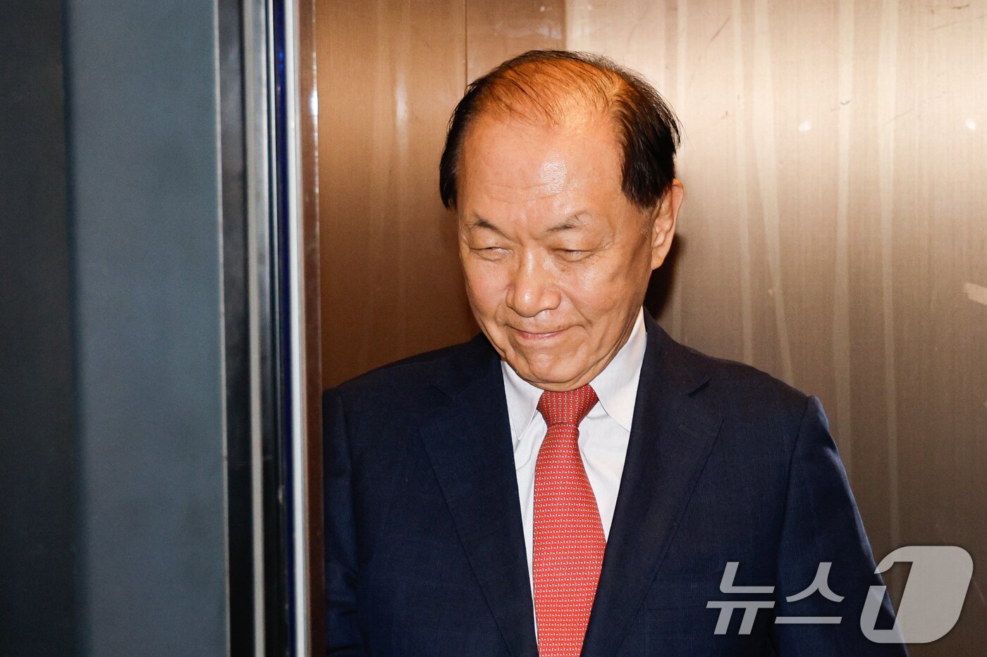 본문 이미지 - 황우여 국민의힘 선거관리위원장이 11일 오전 서울 여의도 중앙당사에서 전 한국사 강사 전한길 씨 논란 관련 후속 조치와 재발 방지 대책 강구를 위한 선관위 회의를 하기 위해 회의실로 향하고 있다. 2025.8.11/뉴스1 ⓒ News1 안은나 기자