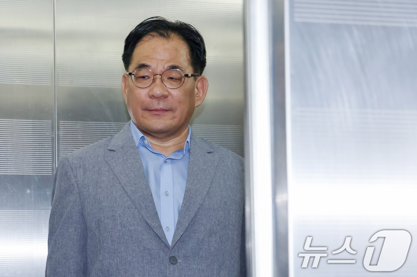 (서울=뉴스1) 민경석 기자 = '이종섭 도피출국 의혹'에 연루된 것으로 의심 받는 이재유 전 법무부 출입국·외국인정책본부장이 11일 오전 서울 서초구 '순직 해병 특검'(이명현 …