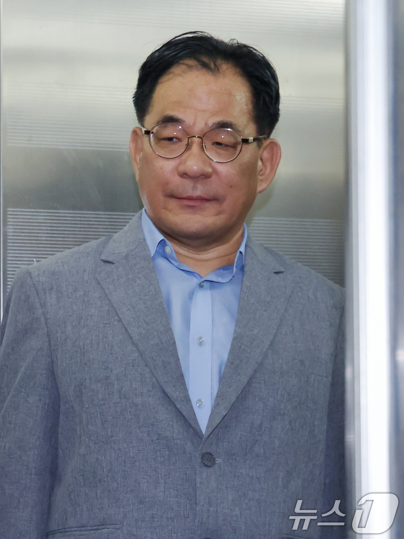 (서울=뉴스1) 민경석 기자 = '이종섭 도피출국 의혹'에 연루된 것으로 의심 받는 이재유 전 법무부 출입국·외국인정책본부장이 11일 오전 서울 서초구 '순직 해병 특검'(이명현 …